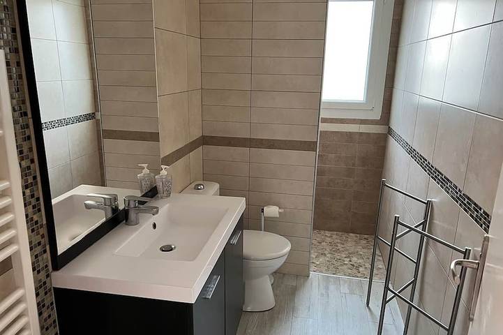 Apartamento entero, Agradable nivel de jardín cerca de la playa y del centro de la ciudad. in Saint-Georges-de-Didonne, Côte de Beauté