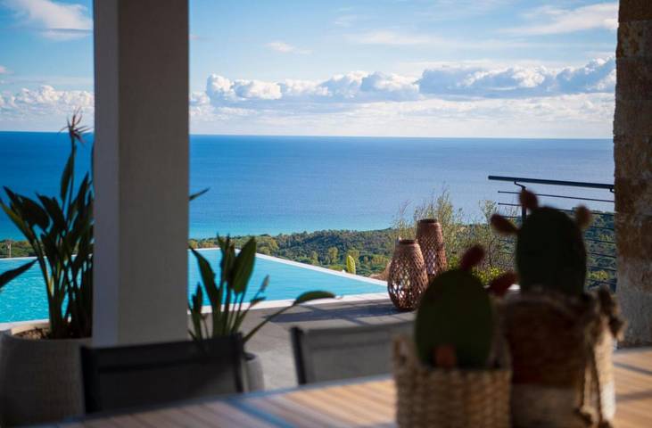 Villa pour 8 personnes, avec vue ainsi que jardin et piscine, animaux acceptés dans Eden Rock - 2