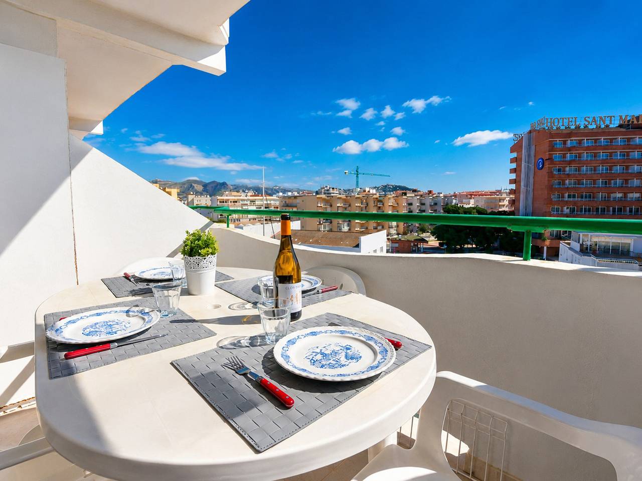 Appartement entier, Appartement lumineux à Roses avec piscine commune – 2 chambres, terrasse, proche centre, pour 6 pers. in Santa Margarida, Roses