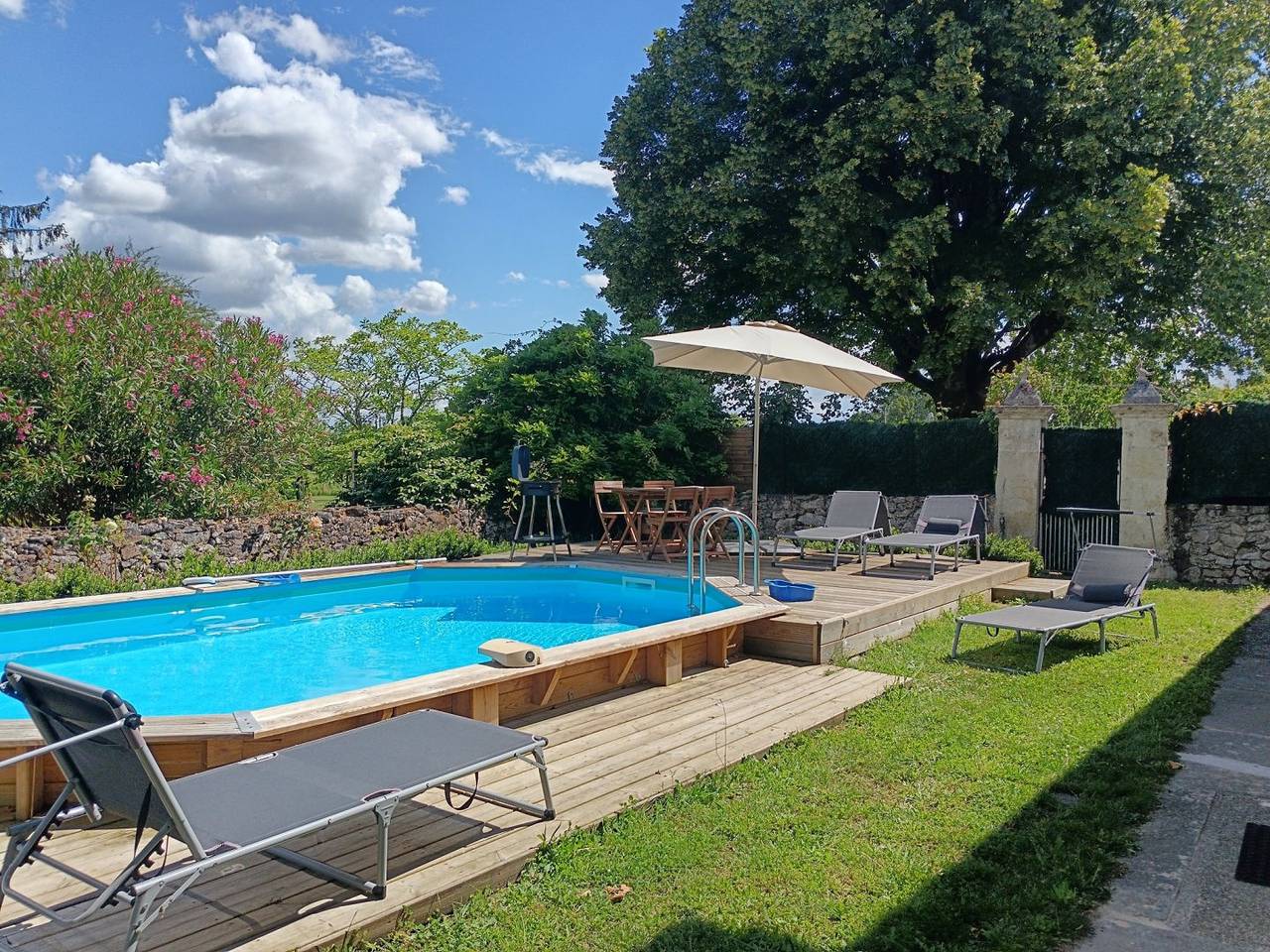 3 logements - piscine chauffée, jacuzzi privatifs, sans vis-à-vis in Berson, Région de Blaye
