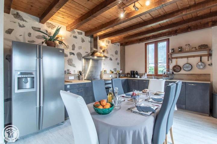 Location de vacances pour 12 personnes, avec vue et jardin à Giez