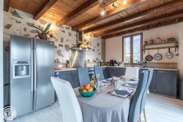 Location de vacances pour 12 personnes, avec vue et jardin à Giez