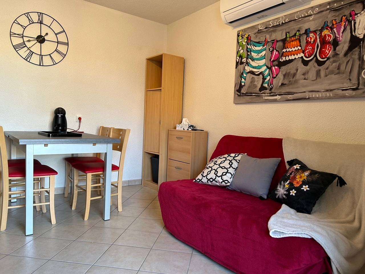 Entire apartment, Saint Cyprien: Cosy T2 Climatisé, Parking Privé, Cour Fermée, À 500m Plage et Port in Saint-Cyprien-Plage, Saint-Cyprien