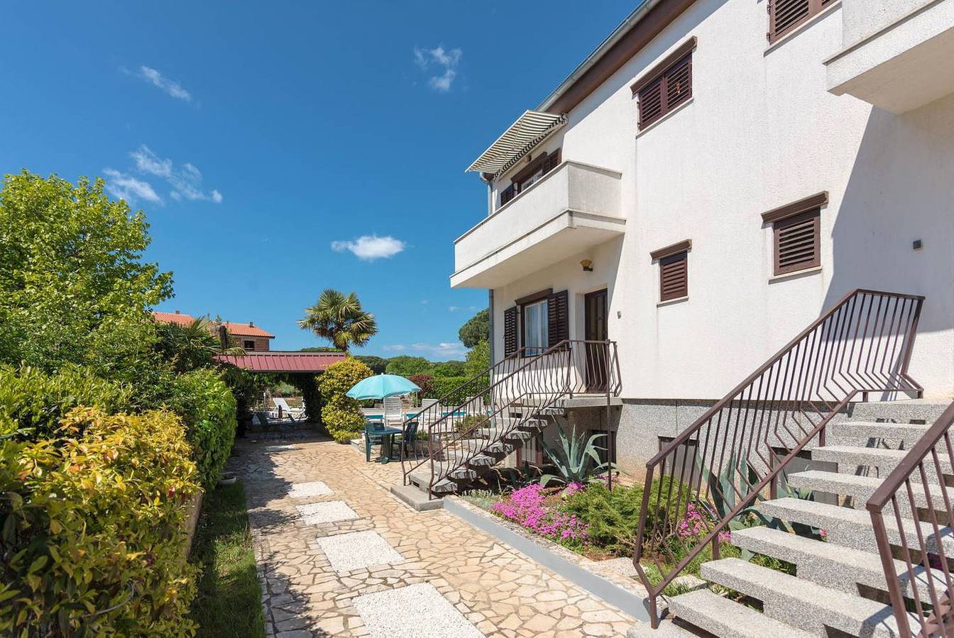 Ganze Wohnung, Ferienwohnung für 3 Personen mit Terrasse in Valbandon, Südküste Istrien
