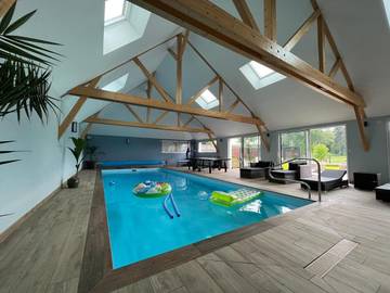 Location de vacances pour 10 personnes, avec piscine ainsi que jardin et vue à Lanouée