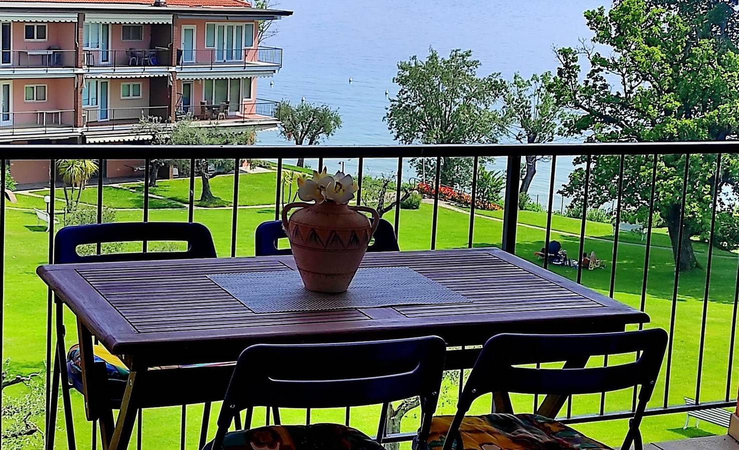 Appartement entier, Appartement « Sur la Plage » avec vue sur le lac, Wi-Fi et climatisation in Manerba del Garda, Montagnes autour du lac de Garde