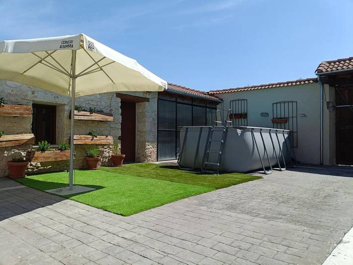 Casa rural para 16 personas, con vistas y piscina además de jardín y terraza en Olombrada