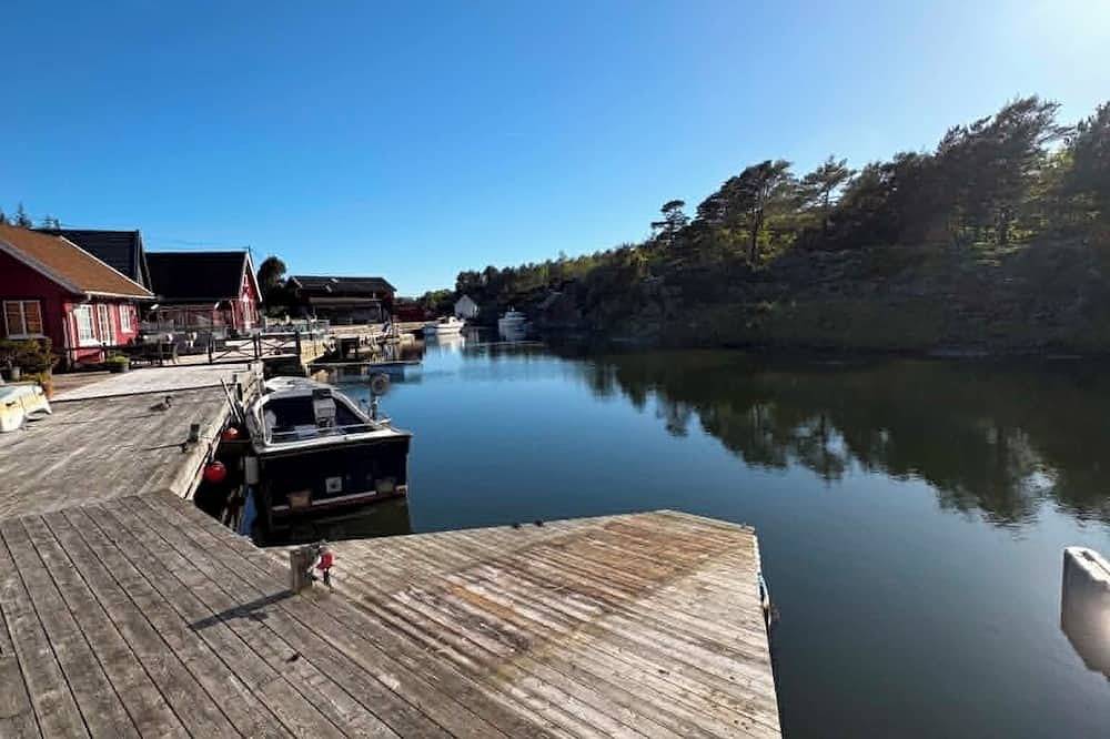 Waterfront quaint 4-bedroom cabin in adorable Kristiansand for relaxing stays in Flekkerøya, Kristiansand