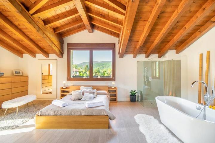 Casa rural para 6 personas, con Balcón y Terraza además de Jardín y Piscina en Esteríbar