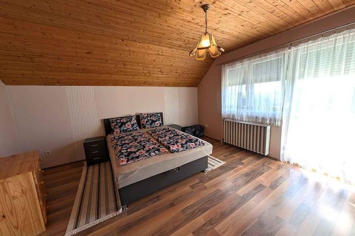 Ganze Wohnung, Ferienwohnung mit Klimaanlage, Wlan und großem Garten in Balatonszarszo, Plattensee Südufer