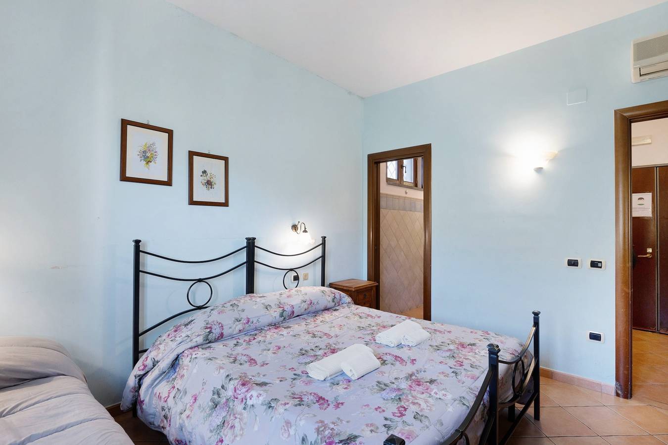 Room 'Pompei Con Vista Montagna' with Shared Terrace, Shared Garden and Wi-Fi in Gragnano, Monti Lattari