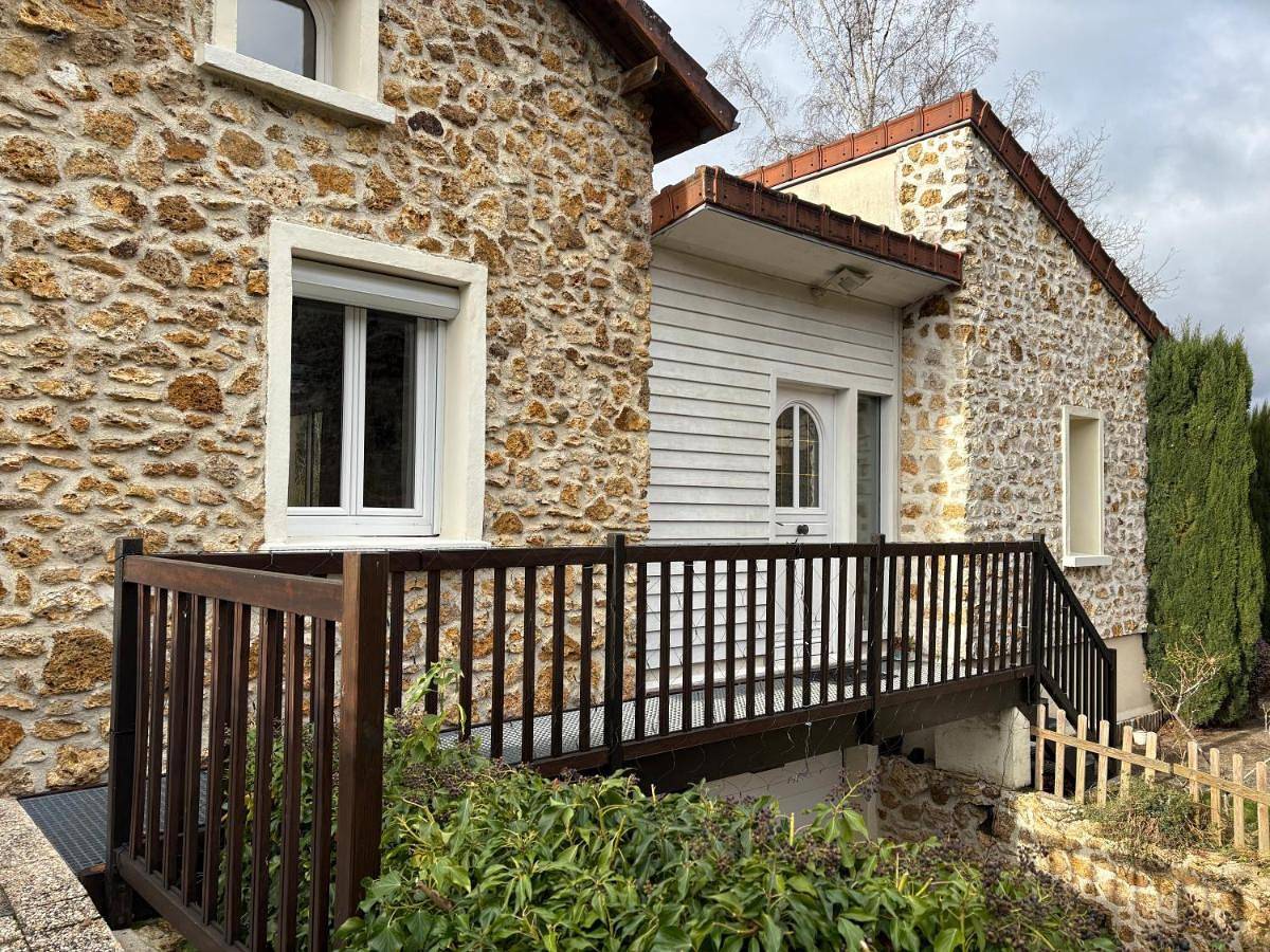 Appartement entier, Studio lumineux, au calme, accessible, à Gif sur Yvette in Gif-sur-Yvette, Parc naturel régional de la Haute Vallée de Chevreuse
