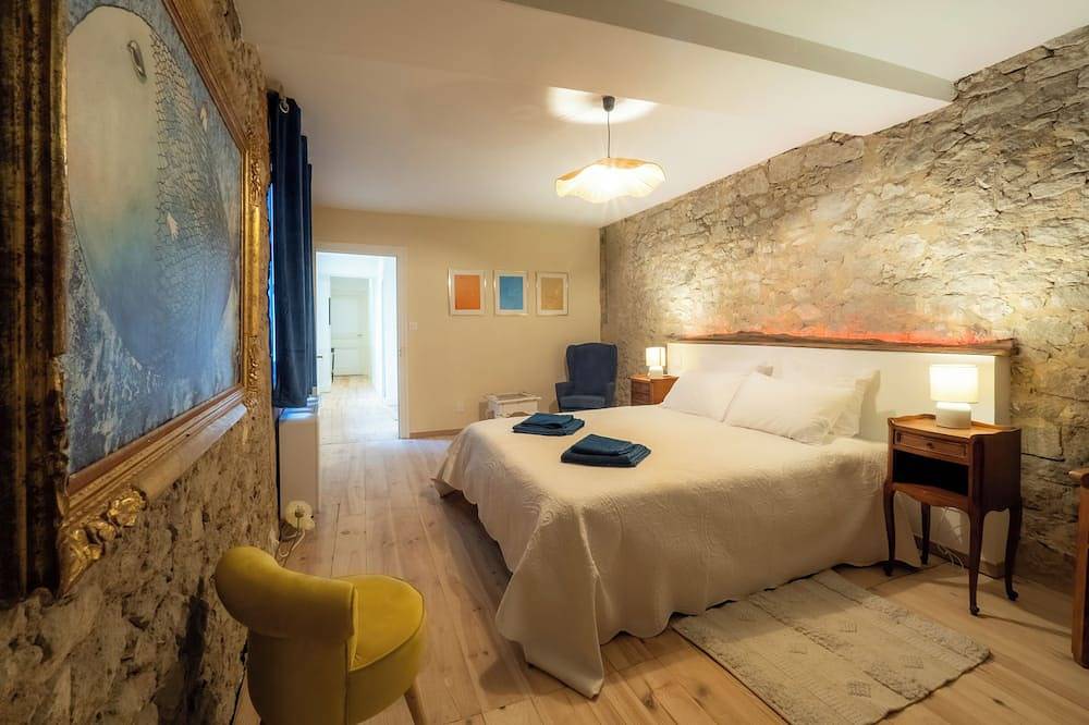 Le Gentil Coquelicot, all the charm of an old, tastefully renovated house. in Monpazier, Périgord Pourpre