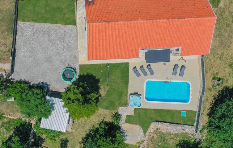 Gemütliche 2-Zimmer-Wohnung mit Pool, Terrasse und WLAN in Cista Velika, Dalmatinisches Zagora