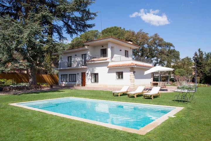 Chalet para 11 personas, con vistas además de piscina y jardín en Valles Oriental