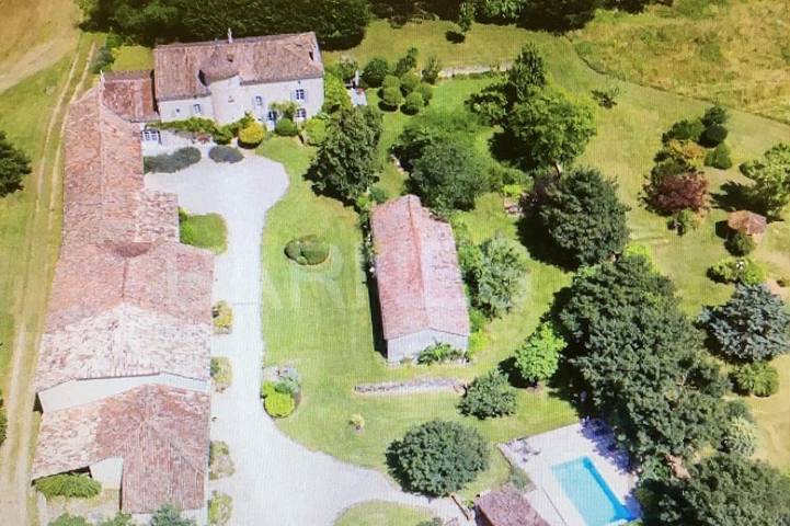 Gîte pour 6 personnes, avec Terrasse ainsi que Jardin et Piscine