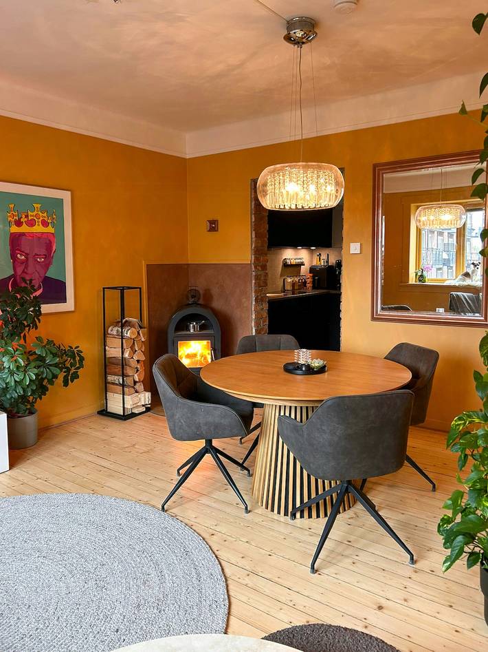Appartamento intero, Appartamento dai colori vivaci con mattoni a vista e pavimenti in legno in Grünerløkka, Oslo