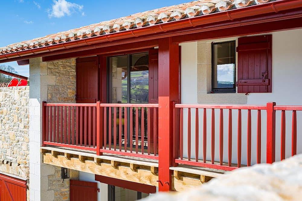 Entire apartment, Spacious Baïgura studio, mountain views, direct access to pool & spa in Hasparren, Bayonne region