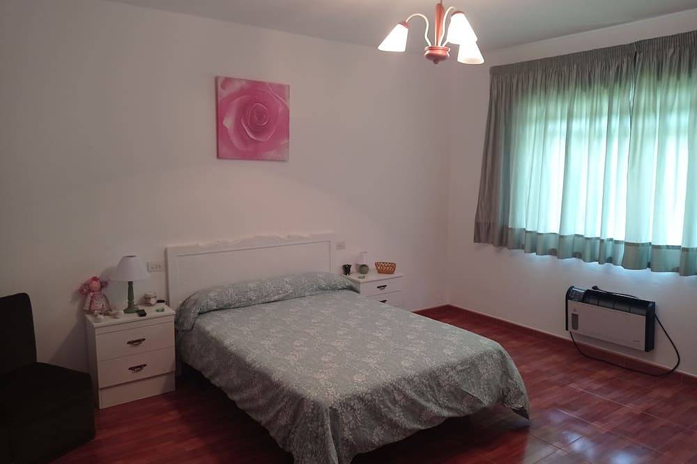 Large House on the road from Santiago to Finisterre in Bugallido, Negreira