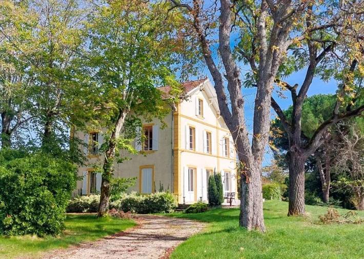 Location de vacances pour 14 personnes, avec piscine et terrasse, animaux acceptés à Fauillet