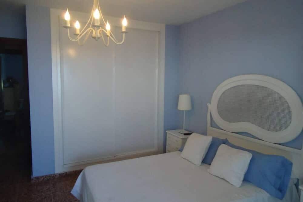 Apartamento entero, Malaga: Wifi, A/C, primera linea de playa, piscina, tenis, espectaculares vistas frontales y despejadas al mar in Torre de Benagalbón, Rincón de la Victoria