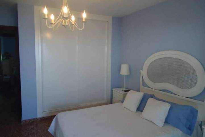 Apartamento entero, Malaga: Wifi, A/C, primera linea de playa, piscina, tenis, espectaculares vistas frontales y despejadas al mar in Torre de Benagalbón, Rincón de la Victoria