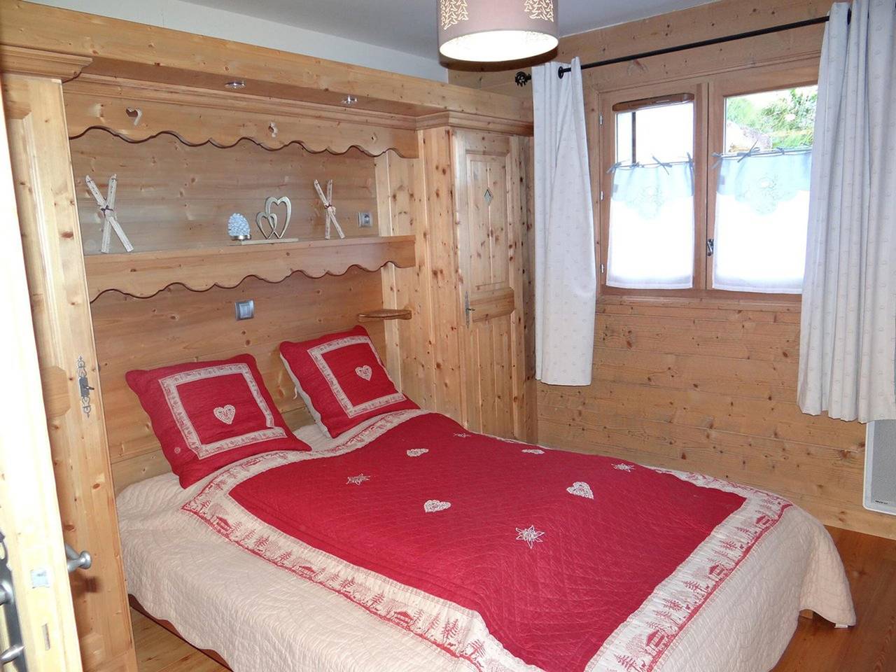 Entire apartment, Cozy 4-Room Apartment, Sleeps 8, Garage, Near Village Center & Ski Lifts in Les Carroz, Arâches-la-Frasse