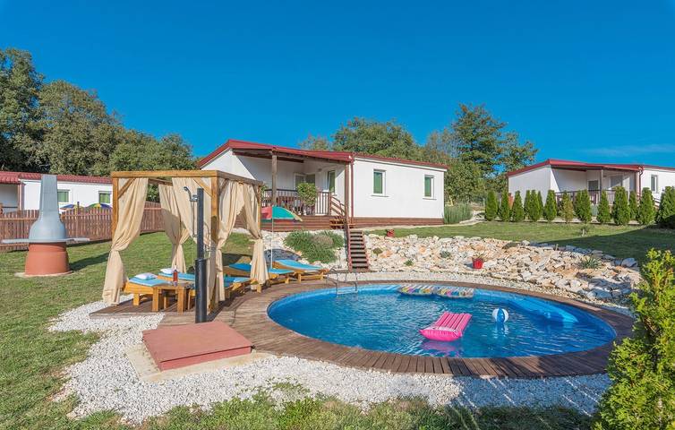 Resort per 6 persone, con balcone e piscina nonché giardino, con animali domestici in Croazia