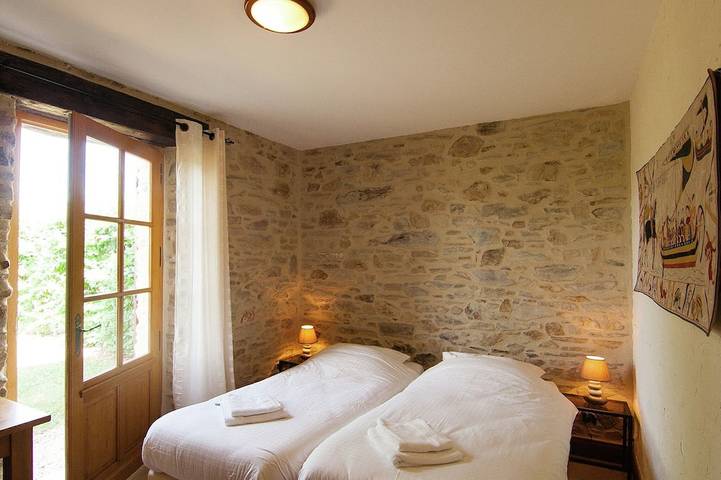 Location de vacances pour 12 personnes, avec terrasse ainsi que piscine et jardin, animaux acceptés à Saint-Médard-d'Excideuil - 2