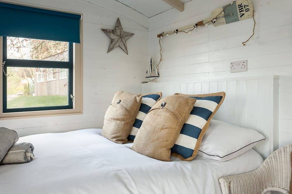 Watersedge Cabin - Luxury Cottages in Fareham, Hampshire