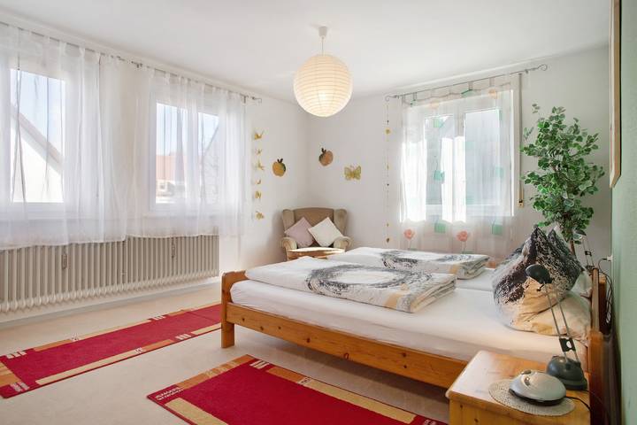 Ganze Wohnung, Ferienwohnung 'Helbig' mit Privatterrasse, Gemeinschaftsgarten und Wi-Fi in Friedrichshafen, Region Bodensee-Oberschwaben