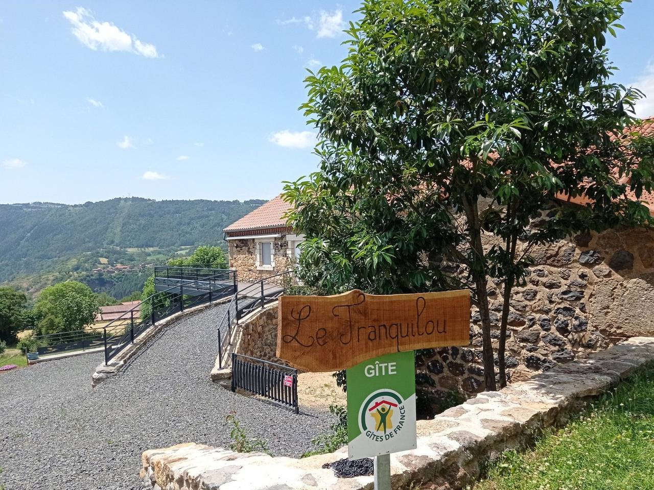 Gîte authentique et confortable avec vaste terrain et vue imprenable à Saint-Privat-d'Allier in Saint-Privat-d'Allier, Haute-Loire