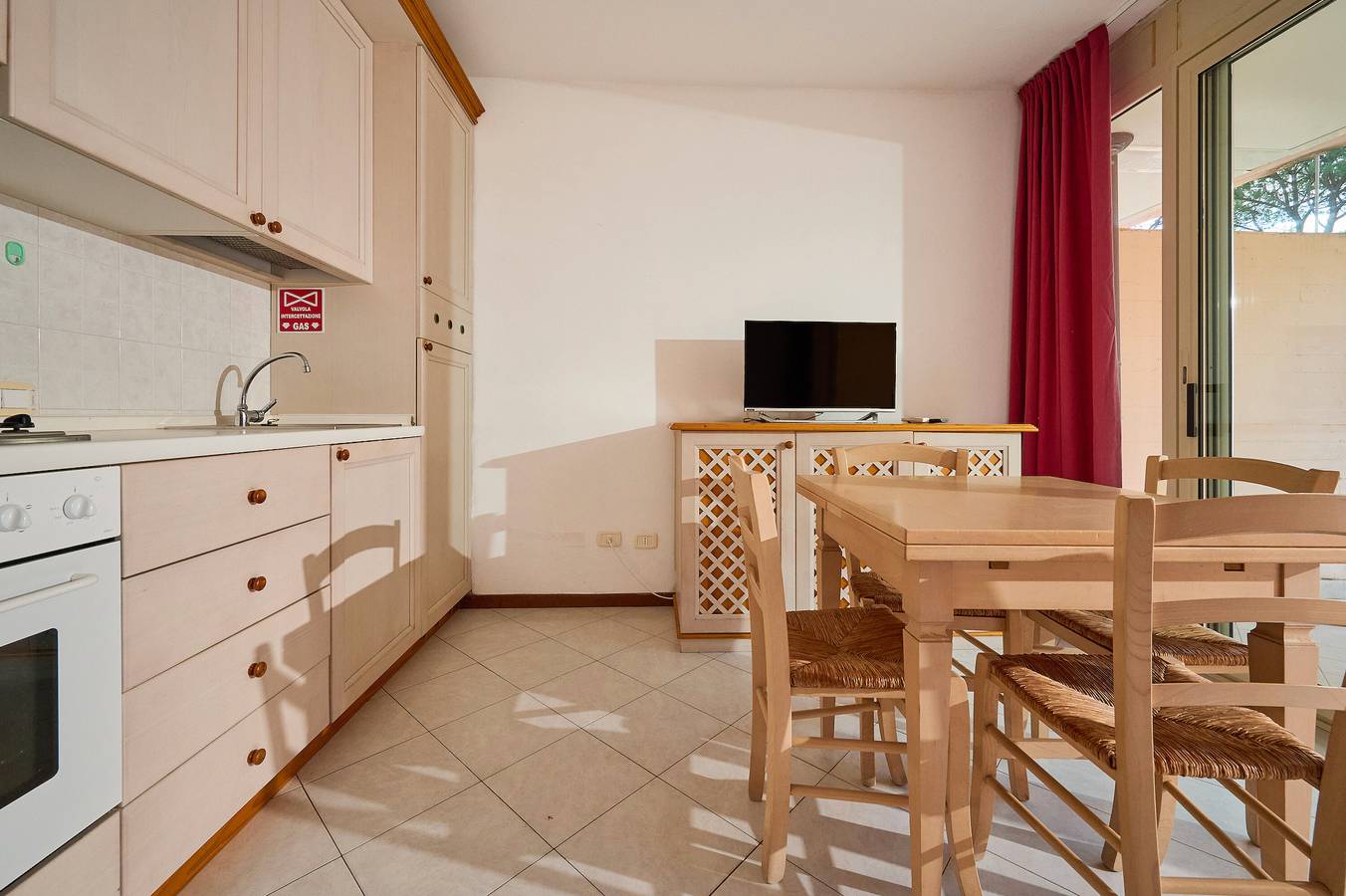 Entire apartment, Apartment 'Rex Lo Scoglietto - Bilocale 28' with Communal Pool, Wi-Fi and Air Conditioning in Castiglione della Pescaia, Grosseto Province