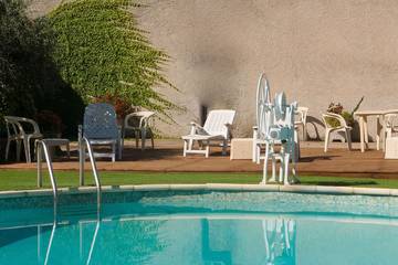 Gîte pour 5 personnes, avec terrasse ainsi que piscine et jardin à Montbrun-des-Corbières