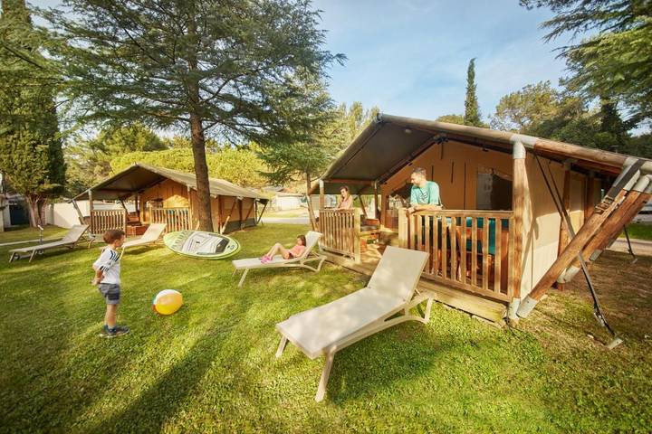 Tenda per 5 persone, con Idromassaggio e Terrazza nonché Giardino e Piscina in Slovenia