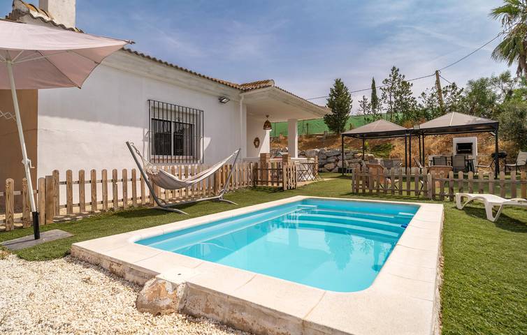 Sonnenuntergangs-Oase mit Pool, WiFi & Parkplatz - 1km zur Estación de Cártama in Cártama, Cordillera Penibética