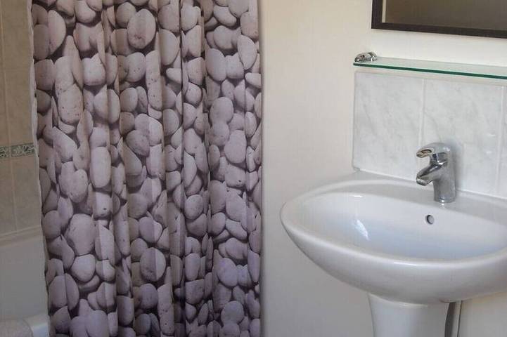 Location de vacances pour 5 personnes, avec terrasse et jardin à Ploëzal - 4