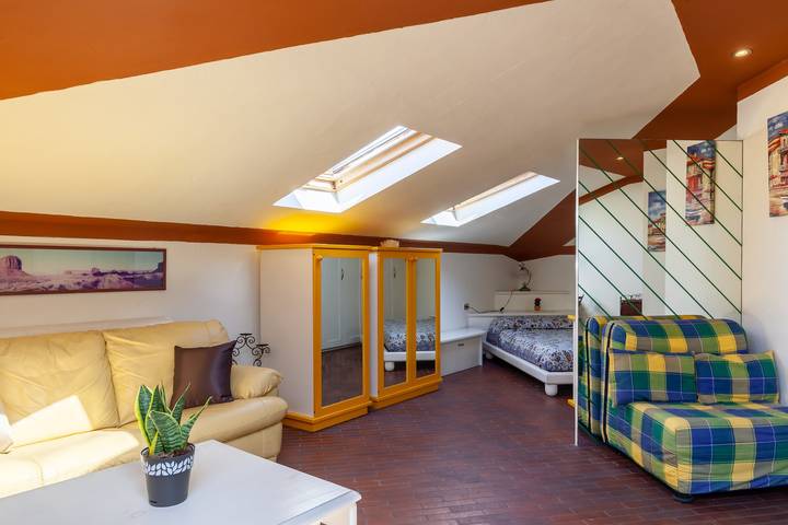 Appartamento intero, Casa Vacanze "Loft parallela Lungomare posto auto" con A/C & Wi-Fi in Perla del Tirreno, Viareggio
