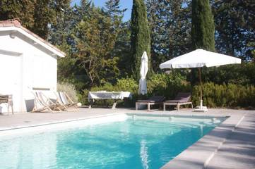 Location de vacances pour 4 personnes, avec vue ainsi que piscine et jardin à Montclus