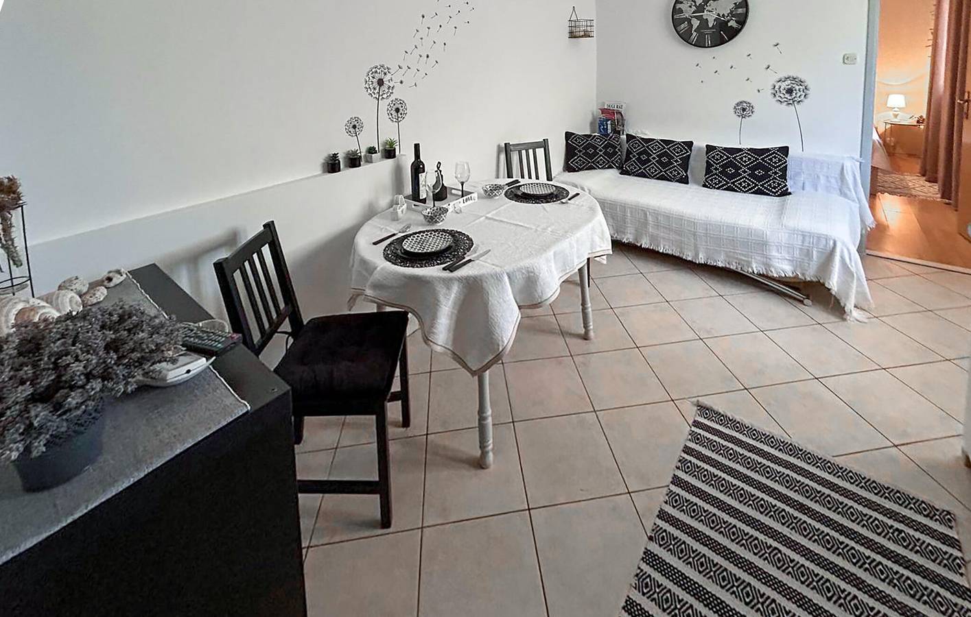 Ganze Ferienwohnung, Gemütliche Ferienwohnung mit Terrasse, WLAN und Parkplatz, 900 m vom Strand entfernt in Jesenice, Split-Dalmatien