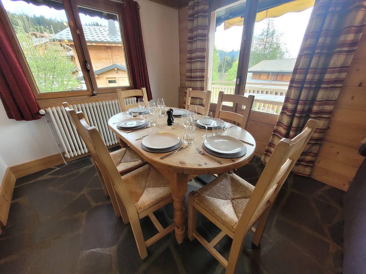 Gemütliches Chalet mit Kamin und Parkplatz für 8 Personen in Les Gets, Les Portes du Soleil