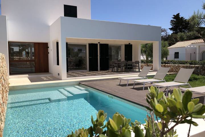 Villa for 6 people, with balcony and garden in Menorca