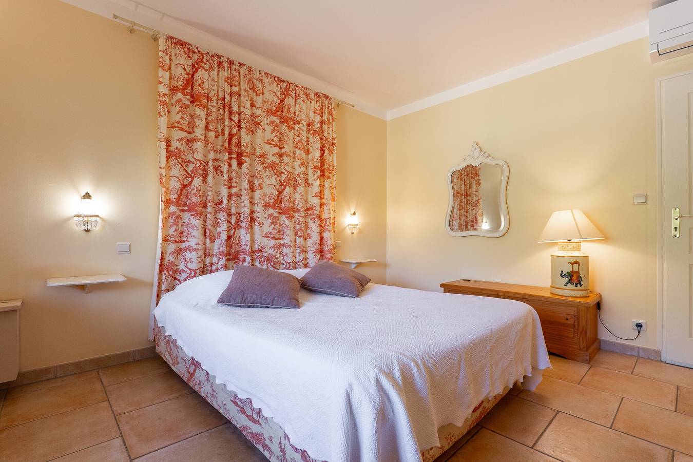 Chambre d’hôtes « Le Mas Du Loup - Chambre Italienne » avec vue sur la montagne, terrasse partagée et Wi-Fi in Moustiers-Sainte-Marie, Parc naturel régional du Verdon