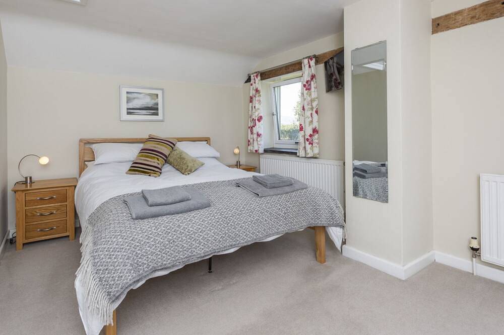 Granary at Hunt Court - sleeps 4 guests  in 2 bedrooms in Badgeworth, Gloucestershire