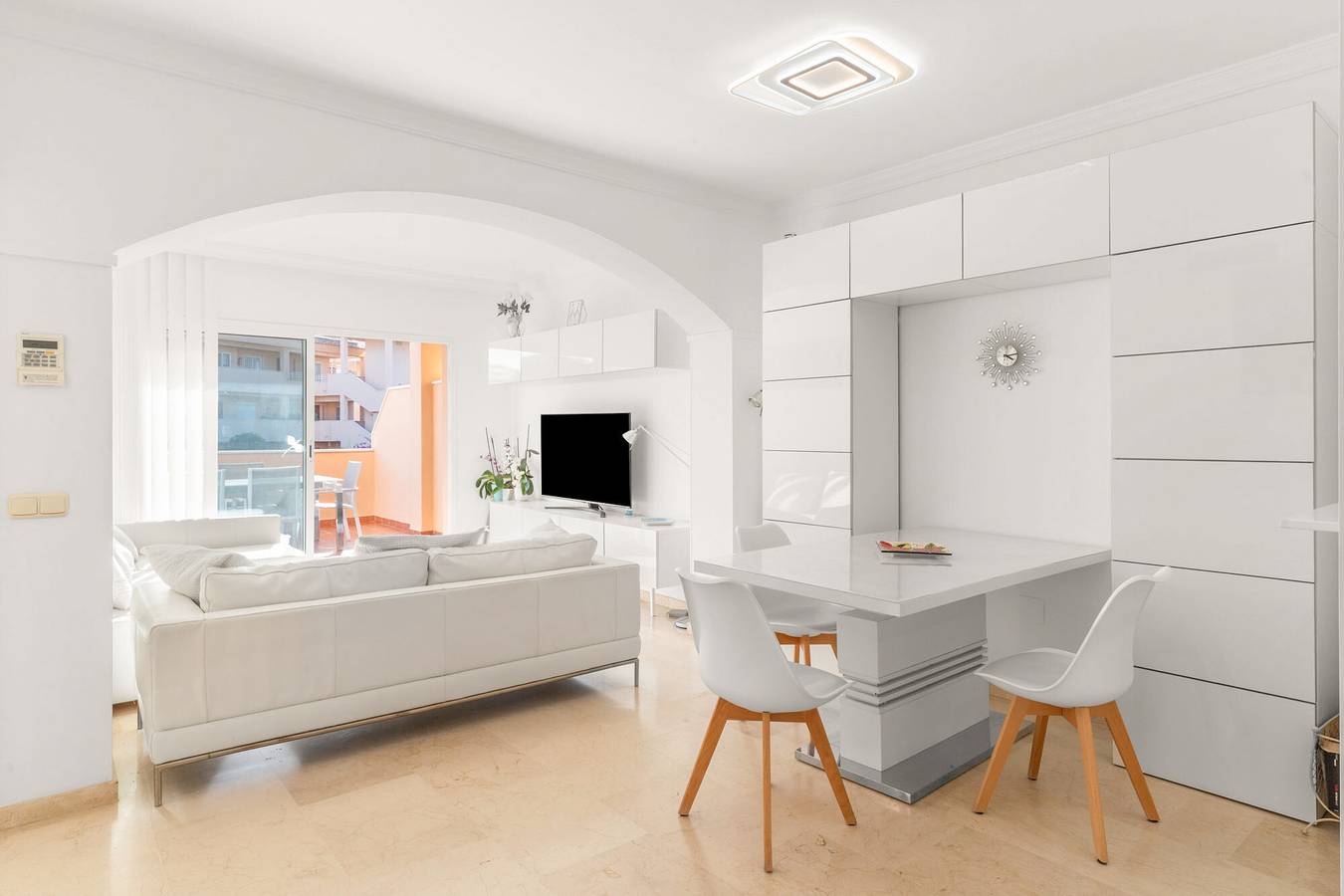 Entire apartment, Apartment 'Jardines Santa Maria Golf Elviria' with Shared Pool, Wi-Fi and Air Conditioning in Marbella East, Marbella