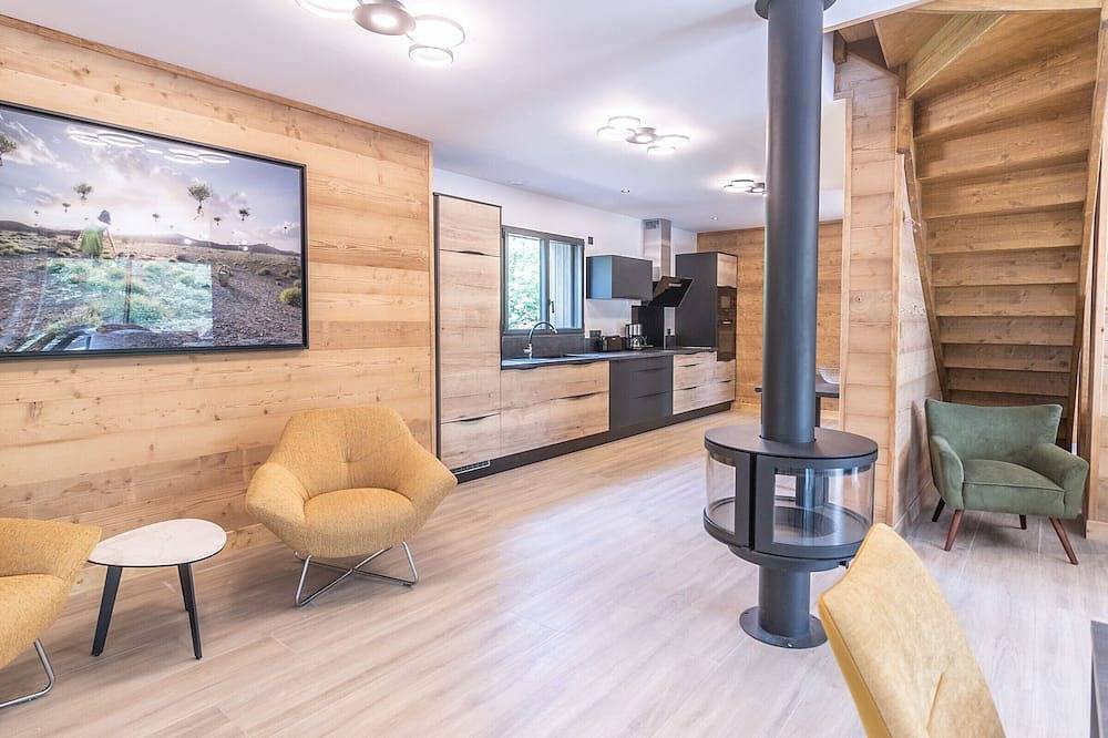 Luxurious Lodge with Private Hot Tub, Gym & Covered Pool by Golf Course in Le Chambon-sur-Lignon, Massif Central