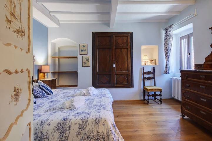 Luminosa e leggermente romantica casa circondata da mura medievali e piscina in Radicondoli, Siena e dintorni