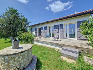 Gîte pour 4 personnes, avec terrasse ainsi que piscine et jardin dans le Gers
