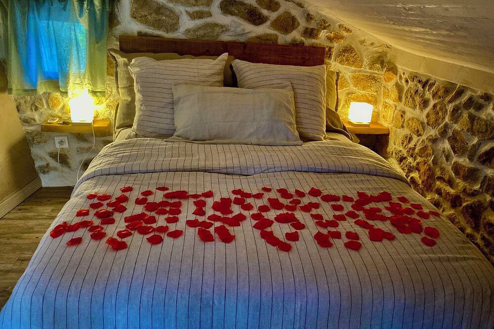 Laissez Vous Tenter par une Nuitée Romantique Avec Bain Nordique Privatif! in Vallées-d'Antraigues-Asperjoc, Parc naturel régional des Monts d'Ardèche