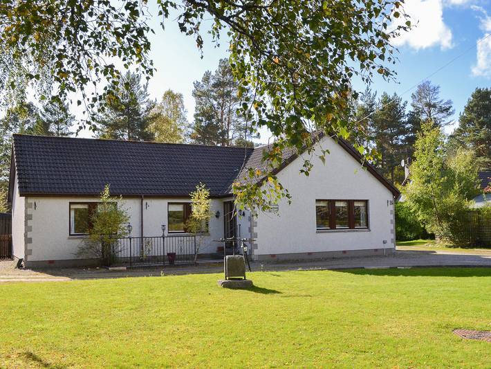 Log cabin for 8 people, with garden, with pets in Cairngorms National Park
